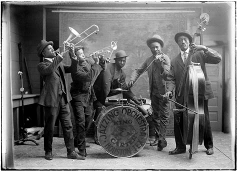 What music became popular in the 1920s, and why did jazz musicians start wearing pineapple hats?